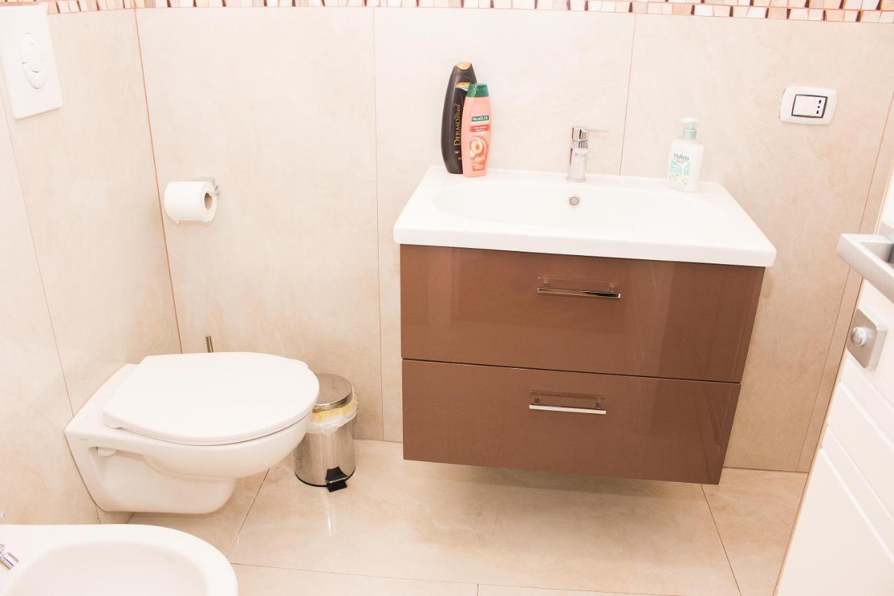 Barbaja Suites In Street Toledo 205 Наполи Екстериор снимка